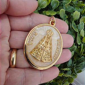 Pingente Nossa Senhora Aparecida  Resina pérola Grande  folheado em ouro