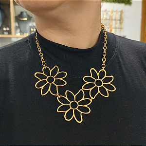 Colar Correntaria com pingentes de três flores folheado em ouro