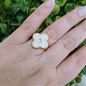 Anel com trevo resina perolado com strass folheado em ouro  (Dedo 21)