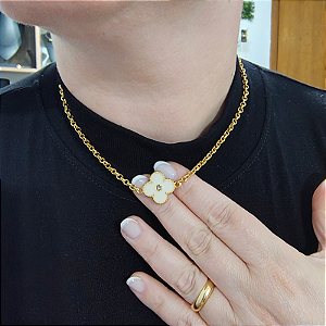 Colar curto com detalhe de  um trevo resina perolada com strass folheado em ouro