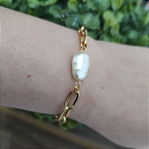 Pulseira correntaria com detalhe de 1 pérola barroca folheado em ouro