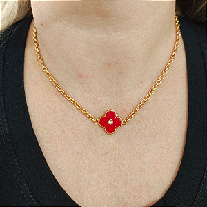 Colar curto com detalhe de  um trevo resina vermelha com strass folheado em ouro