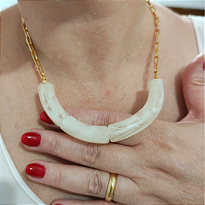 Colar correntaria com detalhes de resinas bege ( branco off) folheado em ouro ( colar 40 cm)