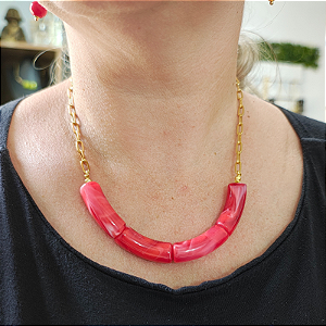 Colar correntaria com detalhes de resinas vermelha folheado em ouro ( colar 40 cm)