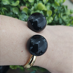 Bracelete Articulado com detalhe de 2 bolas resina preta folheado em ouro  ( serve até pulso 18 cm)
