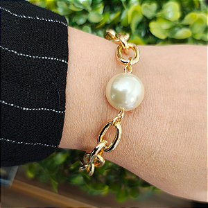 Pulseira correntaria elos largos com pingente pérola big folheado em ouro ( tamanho único serve até pulso 18 cm)