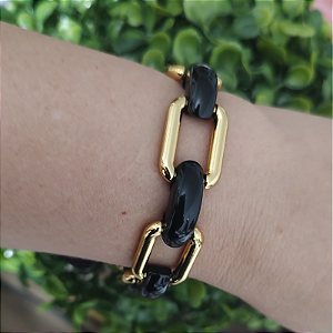 Pulseira correntaria com detalhes de resina preta folheado em Ouro