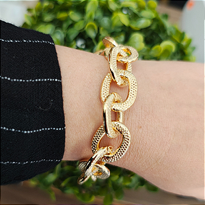 Pulseira correntaria elos largos com detalhe riscado folheado em ouro ( tamanho único serve até pulso 18 cm)
