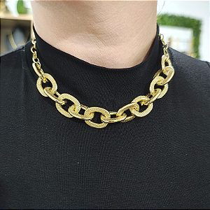 Colar Correntaria elos largos  e detalhes riscados folheado em ouro (40 cm)
