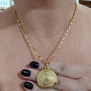 Colar correntaria com pingente de concha em formato espiral folheado em ouro 45 cm