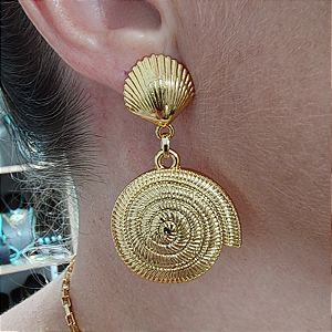 Brinco de concha em formato espiral folheado em ouro