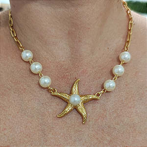 Colar correntaria com detalhe de pérolas e pingente de estrela folheado em ouro (40 cm)