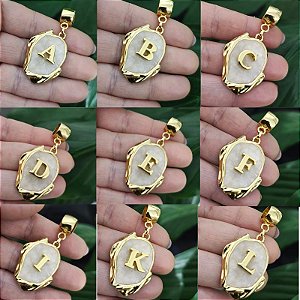 Pingente oval resina perolada e LETRA PERSONALIZADA folheado em ouro