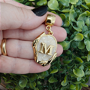 Pingente oval resina perolada e LETRA PERSONALIZADA folheado em ouro