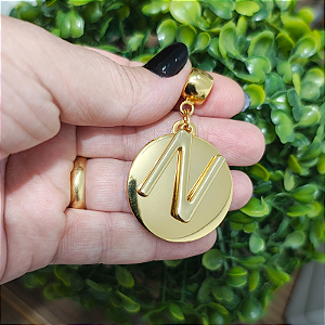 Pingente placa Big dourada + LETRA PERSONALIZADA folheado em ouro