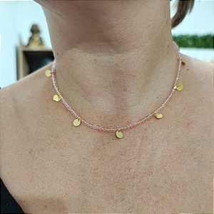 Colar Choker cristais rosa claro com mini moedinhas folheado em ouro (38 cm)