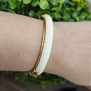 Bracelete Articulado com detalhe de resina bege ( pérola) folheado em ouro  ( serve até pulso 18 cm)