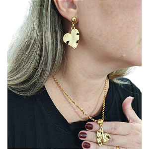 Conjunto colar e brincos com detalhe de coração orgânico folheado em ouro