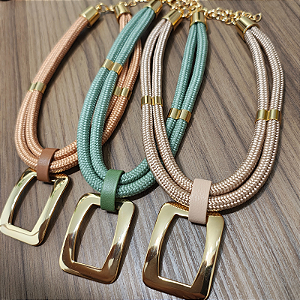 MIX TRIO DE CORDAS ( verde, marrom e bege) com detalhe quadrado folheado em ouro