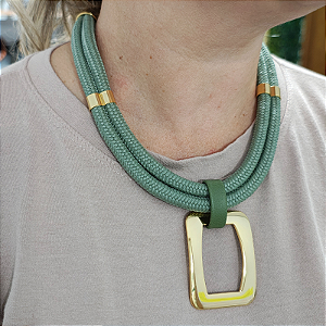 Colar de Corda verde com detalhe quadrado folheado em ouro