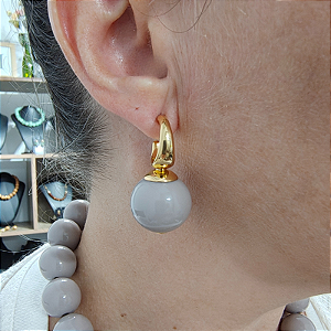 Brinco argola com bola resina nude Folheado em ouro