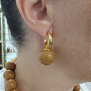 Brinco argola com bola resina marrom claro Folheado em ouro