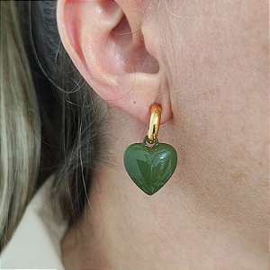 Brinco de argola com pingente formato coração resinado verde folheado em ouro
