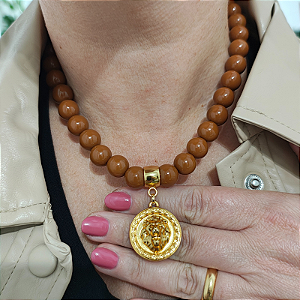 Colar resinas marrom com pingente de leão sem resina dourado 40 cm folheado em ouro