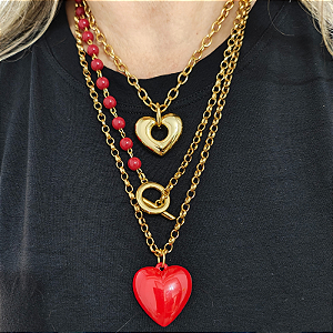 Conjunto colares correntaria e resinas com detalhe em vermelho ( coração vermelho) folheado em ouro