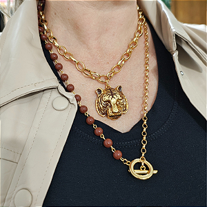 Conjunto de Colares com Correntaria, Resinas Marrons e Pingente de Tigre – Folheado a Ouro