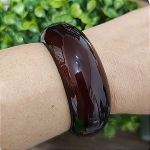 Bracelete Articulado com Resina Marrom – Folheado a Ouro (Tamanho Único 15 a 17 cm)