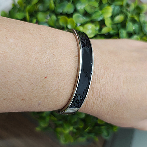 Pulseira articulada com detalhe de resina preta folheado em Ródio ( tamanho único) 16 a 18 cm pulso