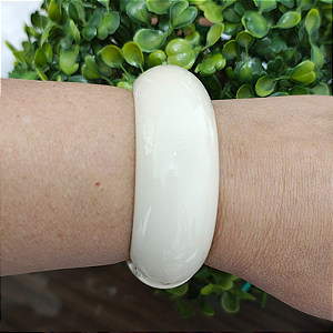 Bracelete Articulado com Resina Bege  – Folheado a Ouro (Tamanho Único 15 a 17 cm)
