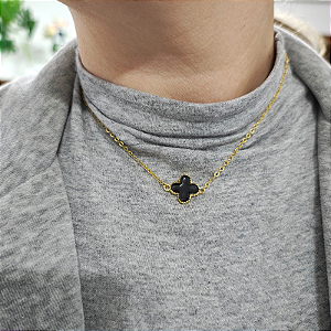 Colar curto com detalhe de um trevo resina preto folheado em ouro