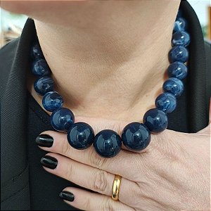 Colar Bolas  maxi Resinas azul escuro com acabamento folheado em ouro