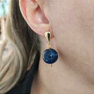 Brinco de pino com resina azul escuro Folheado em ouro