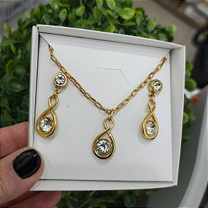 Conjunto brincos e colar correntaria com pingente infinito e strass folheado em ouro