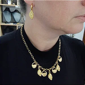 Conjunto brincos  e colar correntaria folhas e formas folheado em ouro