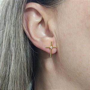 Brincos de pino  formato cruz com pedra strass no centro folheado em ouro