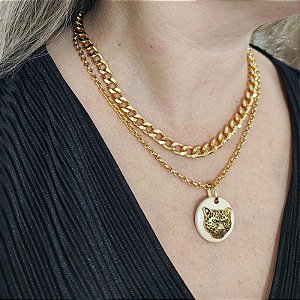 Conjunto de Colares Grumet + Íris com Pingente de Placa Bege e Cabeça de Onça – Folheado a Ouro