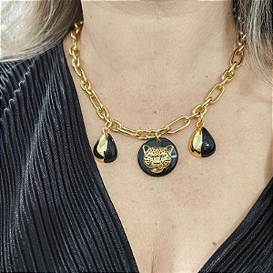 Colar Correntaria Elos Largos com Pingente de Placa Preta, Cabeça de Onça e Gotas em Resina – Folheado a Ouro (45 cm)