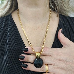 Colar correntaria longo com com pingente resina preta folheado em ouro 50 cm