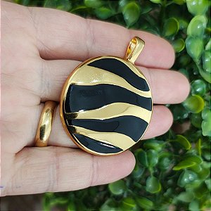 Pingente com Detalhes Tigrados  redonda – Folheado a Ouro