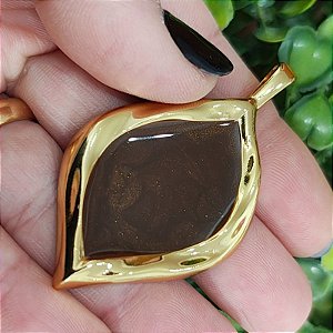 Pingente orgânico com  resina marrom - Folheado a Ouro