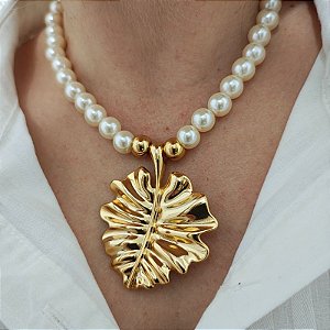 Colar pérolas com com pingente de Folha Costela adão dourada folheado em  ouro ( 45 cm)