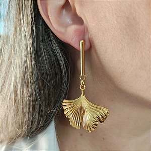 Brinco de pino alongado com pingente de Folha Ginkgo Biloba folheado em ouro