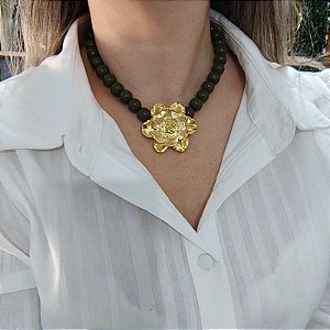 Colar resinas verdes com flor maxi desenhadas Folheado em  ouro ( 40 cm)