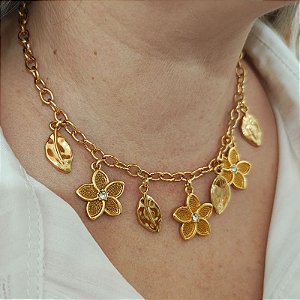 Colar correntaria com pingentes de Flores e folhas folheado em  ouro ( 40 cm + extensor)