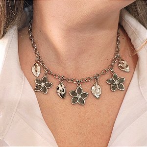 Colar correntaria com pingentes de Flores e folhas folheado em ródio ( 40 cm + extensor)