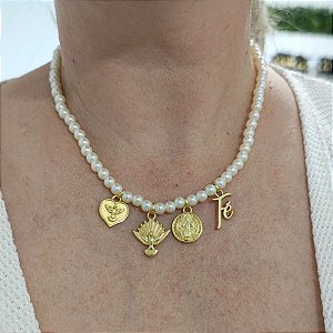 Colar com mini pérolas com pingente estirito santo, são bento e fé com acabamento folheado em ouro